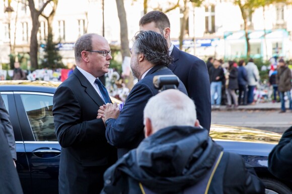 Le prince Albert II de Monaco est venu rendre hommage aux victimes des attentats de Paris devant le Bataclan le 9 décembre 2015