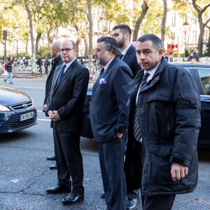 Le prince Albert II de Monaco est venu rendre hommage aux victimes des attentats de Paris devant le Bataclan le 9 décembre 2015