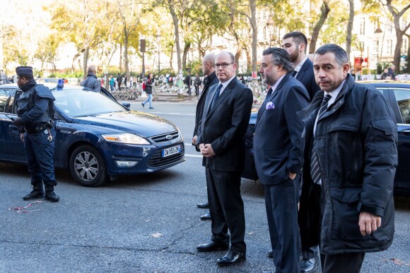 Le prince Albert II de Monaco est venu rendre hommage aux victimes des attentats de Paris devant le Bataclan le 9 décembre 2015
