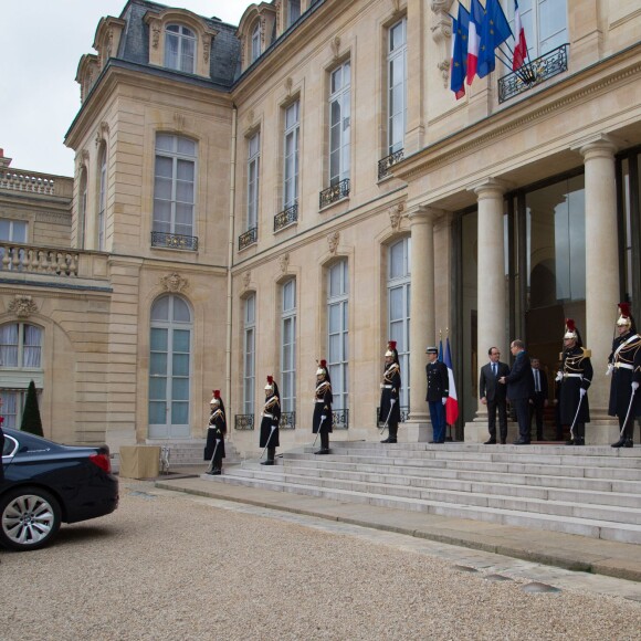 Le président François Hollande a remis à SAS le prince Albert II de Monaco, la médaille de Commandeur du Mérite Maritime à l'occasion d'une cérémonie qui s'est déroulée au Palais de L'Elysée à Paris le 8 décembre 2015.