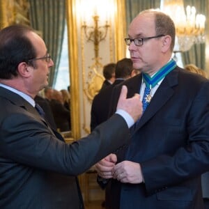 Le président François Hollande a remis à SAS le prince Albert II de Monaco, la médaille de Commandeur du Mérite Maritime à l'occasion d'une cérémonie qui s'est déroulée au Palais de L'Elysée à Paris le 8 décembre 2015.