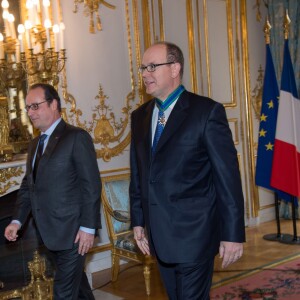 Le président François Hollande a remis à SAS le prince Albert II de Monaco, la médaille de Commandeur du Mérite Maritime à l'occasion d'une cérémonie qui s'est déroulée au Palais de L'Elysée à Paris le 8 décembre 2015.