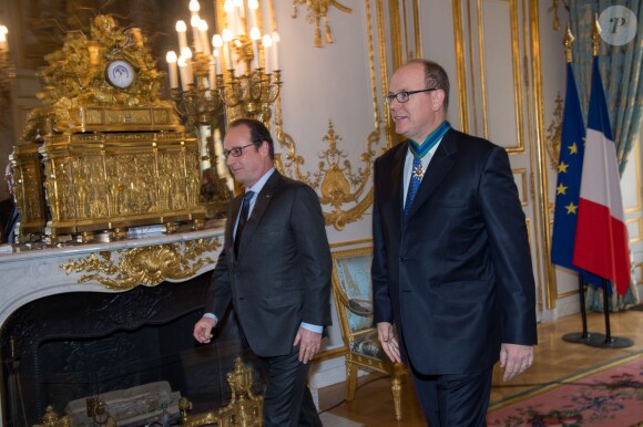 Le président François Hollande a remis à SAS le prince Albert II de Monaco, la médaille de Commandeur du Mérite Maritime à l'occasion d'une cérémonie qui s'est déroulée au Palais de L'Elysée à Paris le 8 décembre 2015.