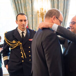 Le président François Hollande a remis à SAS le prince Albert II de Monaco, la médaille de Commandeur du Mérite Maritime à l'occasion d'une cérémonie qui s'est déroulée au Palais de L'Elysée à Paris le 8 décembre 2015.