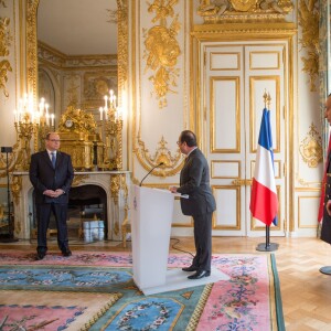 Le président François Hollande a remis à SAS le prince Albert II de Monaco, la médaille de Commandeur du Mérite Maritime à l'occasion d'une cérémonie qui s'est déroulée au Palais de L'Elysée à Paris le 8 décembre 2015.