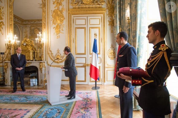 Le président François Hollande a remis à SAS le prince Albert II de Monaco, la médaille de Commandeur du Mérite Maritime à l'occasion d'une cérémonie qui s'est déroulée au Palais de L'Elysée à Paris le 8 décembre 2015.
