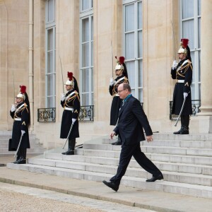 Le président François Hollande a remis à SAS le prince Albert II de Monaco, la médaille de Commandeur du Mérite Maritime à l'occasion d'une cérémonie qui s'est déroulée au Palais de L'Elysée à Paris le 8 décembre 2015.