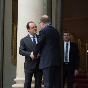 Le président François Hollande a remis à SAS le prince Albert II de Monaco, la médaille de Commandeur du Mérite Maritime à l'occasion d'une cérémonie qui s'est déroulée au Palais de L'Elysée à Paris le 8 décembre 2015.