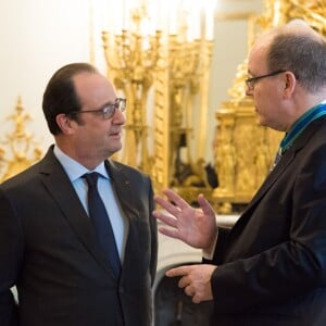 Le président François Hollande a remis à SAS le prince Albert II de Monaco, la médaille de Commandeur du Mérite Maritime à l'occasion d'une cérémonie qui s'est déroulée au Palais de L'Elysée à Paris le 8 décembre 2015.