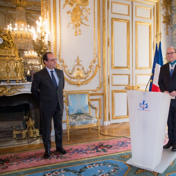 Le président François Hollande a remis à SAS le prince Albert II de Monaco, la médaille de Commandeur du Mérite Maritime à l'occasion d'une cérémonie qui s'est déroulée au Palais de L'Elysée à Paris le 8 décembre 2015.