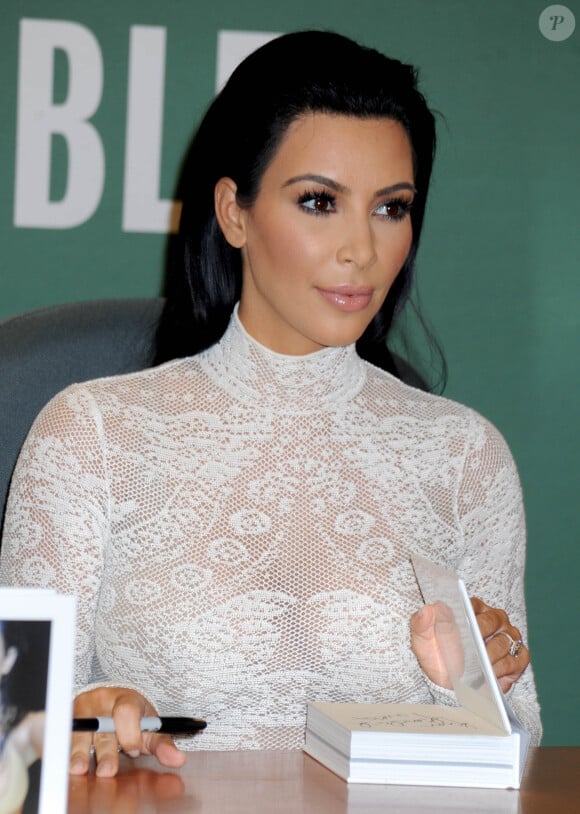 Kim Kardashian dédicace son nouveau livre "Selfish" chez Barnes & Noble, à New York le 5 mai 2015