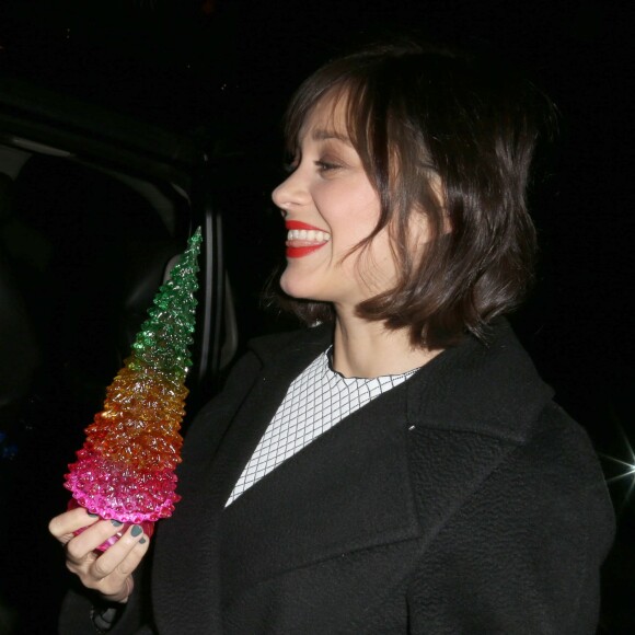 Marion Cotillard se fait offrir un petit sapin de Noël de la part de Radioman à la sortie de l'émission 'Daily Show with Trevor Noah' à New York, le 9 décembre 2015.