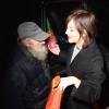 Marion Cotillard reçoit un cadeau du célèbre SDF Radioman à New York le 9 décembre 2015.