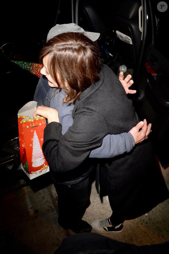 Marion Cotillard reçoit un cadeau du célèbre SDF Radioman à New York le 9 décembre 2015.