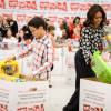 La First Lady Michelle Obama aide la fondation "Marine Corps Foundation's Toys for Tots" à trier des jouets et à les distribuer aux enfants sur la base Joint Base Anacostia-Bolling à Washington. Le 9 décembre 2015