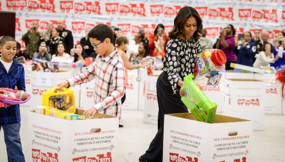 La First Lady Michelle Obama aide la fondation "Marine Corps Foundation's Toys for Tots" à trier des jouets et à les distribuer aux enfants sur la base Joint Base Anacostia-Bolling à Washington. Le 9 décembre 2015