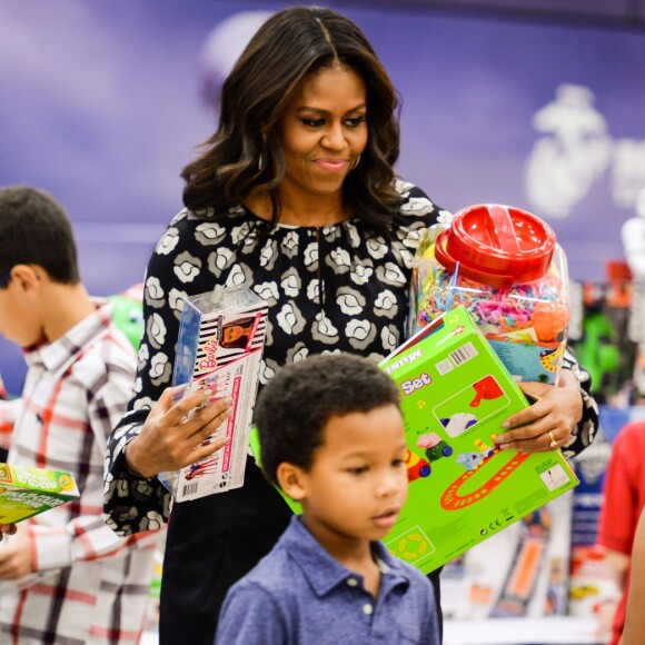 La première dame des Etats-Unis Michelle Obama aide la fondation "Marine Corps Foundation's Toys for Tots" à trier des jouets et à les distribuer aux enfants sur la base Joint Base Anacostia-Bolling à Washington. Le 9 décembre 2015