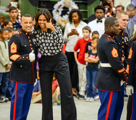 Michelle Obama aide la fondation "Marine Corps Foundation's Toys for Tots" à trier des jouets et à les distribuer aux enfants sur la base Joint Base Anacostia-Bolling à Washington. Le 9 décembre 2015