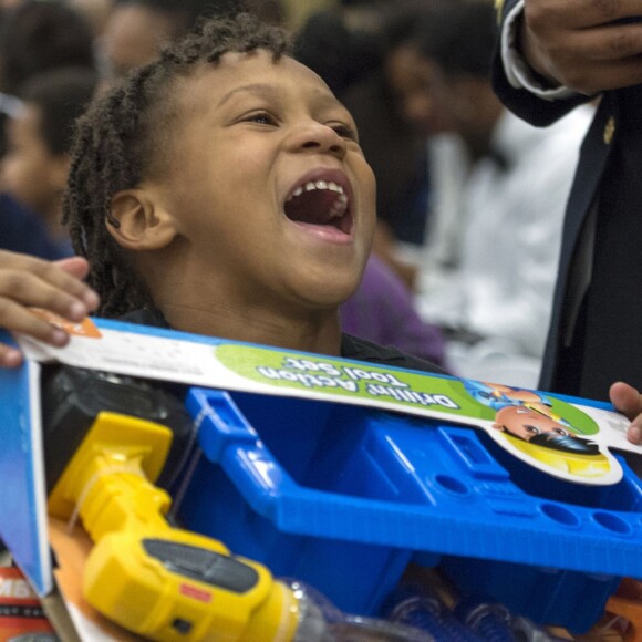 La première dame des Etats-Unis Michelle Obama aide la fondation "Marine Corps Foundation's Toys for Tots" à trier des jouets et à les distribuer aux enfants sur la base Joint Base Anacostia-Bolling à Washington. Le 9 décembre 2015