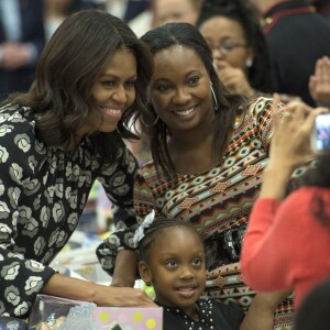 La première dame des Etats-Unis Michelle Obama aide la fondation "Marine Corps Foundation's Toys for Tots" à trier des jouets et à les distribuer aux enfants sur la base Joint Base Anacostia-Bolling à Washington. Le 9 décembre 2015
