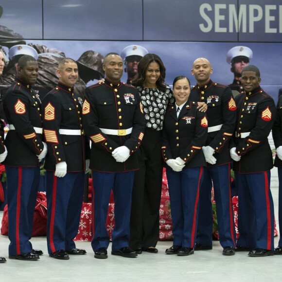 La première dame des Etats-Unis Michelle Obama aide la fondation "Marine Corps Foundation's Toys for Tots" à trier des jouets et à les distribuer aux enfants sur la base Joint Base Anacostia-Bolling à Washington. Le 9 décembre 2015