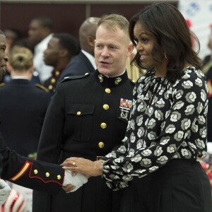 La première dame des Etats-Unis Michelle Obama aide la fondation "Marine Corps Foundation's Toys for Tots" à trier des jouets et à les distribuer aux enfants sur la base Joint Base Anacostia-Bolling à Washington. Le 9 décembre 2015