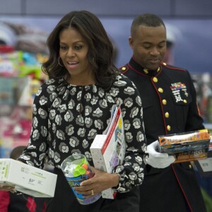 La première dame des Etats-Unis Michelle Obama aide la fondation "Marine Corps Foundation's Toys for Tots" à trier des jouets et à les distribuer aux enfants sur la base Joint Base Anacostia-Bolling à Washington. Le 9 décembre 2015
