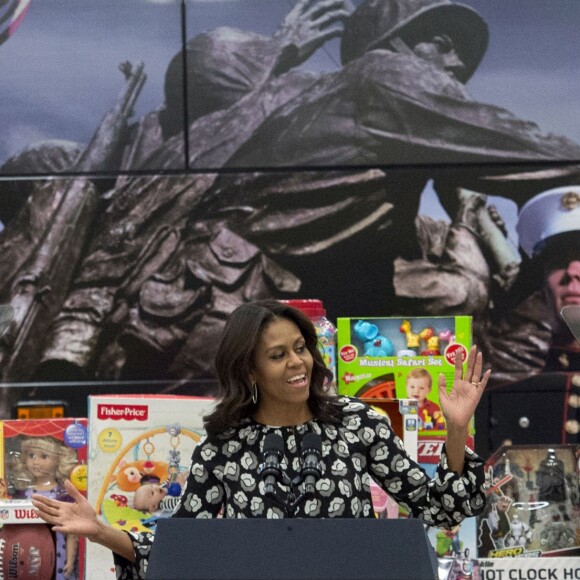 La première dame des Etats-Unis Michelle Obama aide la fondation "Marine Corps Foundation's Toys for Tots" à trier des jouets et à les distribuer aux enfants sur la base Joint Base Anacostia-Bolling à Washington. Le 9 décembre 2015