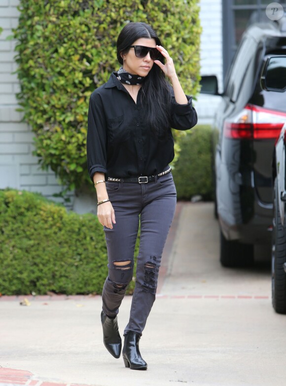 Kourtney Kardashian mise sur le "all black" pour une sortie casual à Los Angeles. On aime son style rock et décontracté. L'ainée des Kardashian a décidément la mode dans le sang.
