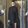 Kendall Jenner mise sur un look minimaliste et ultra-chic pour une virée shopping. Tennis revisitées, robe noire et manteau d'homme, Kendall fait l'unanimité.