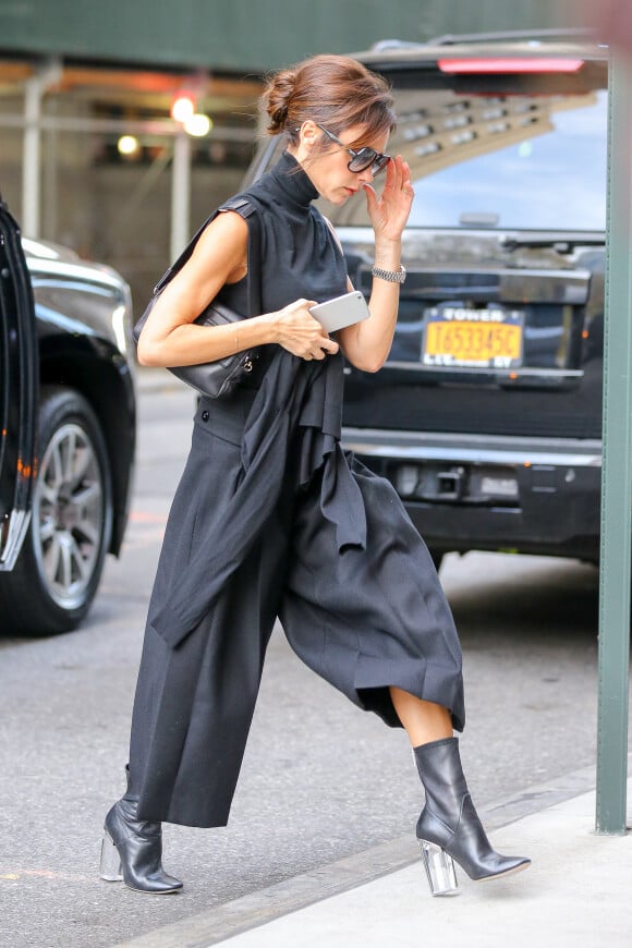 
Victoria Beckham adore le noir et le prouve une nouvelle fois. Un pantalon jupe-culotte, un top col roulé et des boots au talon pléxi, la star assure.