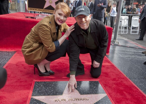 Bryce Dallas Howard et son père - Ron Howard reçoit son étoile sur le Walk of Fame à Hollywood le 10 décembre 2015.