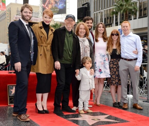 Seth Gabel, Bryce Dallas Howard, Cheryl Howard, Paige Howard et Reed Howard - Ron Howard reçoit son étoile sur le Walk of Fame à Hollywood le 10 décembre 2015.