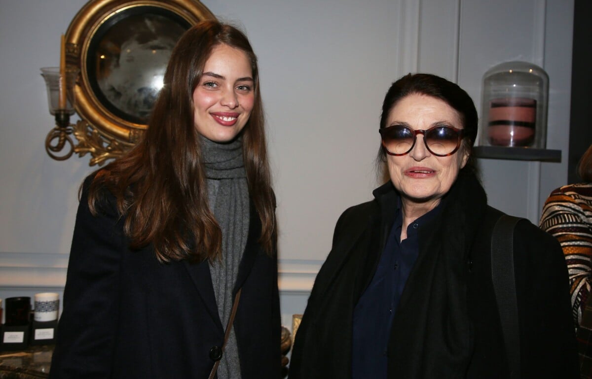 Photo Exclusif MarieAnge Casta et Anouk Aimée Lancement du Calendrier Olfactif 2016 en Photo Exclusif MarieAnge Casta et Anouk Aimée Lancement du Calendrier Olfactif 2016 en