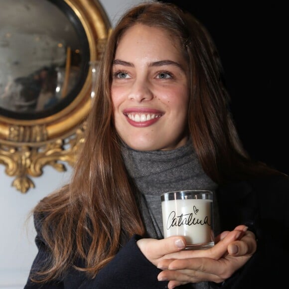 Exclusif - Marie-Ange Casta avec sa bougie "Catalina" (le prénom de sa fille âgée de 2 ans) - Lancement du Calendrier Olfactif 2016 en présence des artistes dans la boutique Quintessence de Valentine Pozzo di Borgo à Paris, le 3 décembre 2015. Deux euros seront reversés par bougie à l'association Mécénat Chirurgie Cardiaque. © Denis Guignebourg/Bestimage