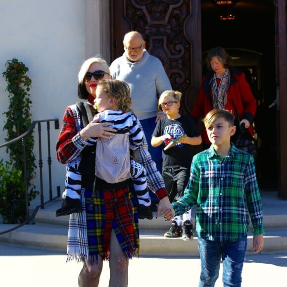 Gwen Stefani est allée à l'église avec ses enfants Kingston, Zuma et Apollo à Studio City. Le petit Zuma porte la même mèche noire que sa maman! Le 12 décembre 2015