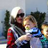 Gwen Stefani est allée à l'église avec ses enfants Kingston, Zuma et Apollo à Studio City. Le petit Zuma porte la même mèche noire que sa maman! Le 12 décembre 2015