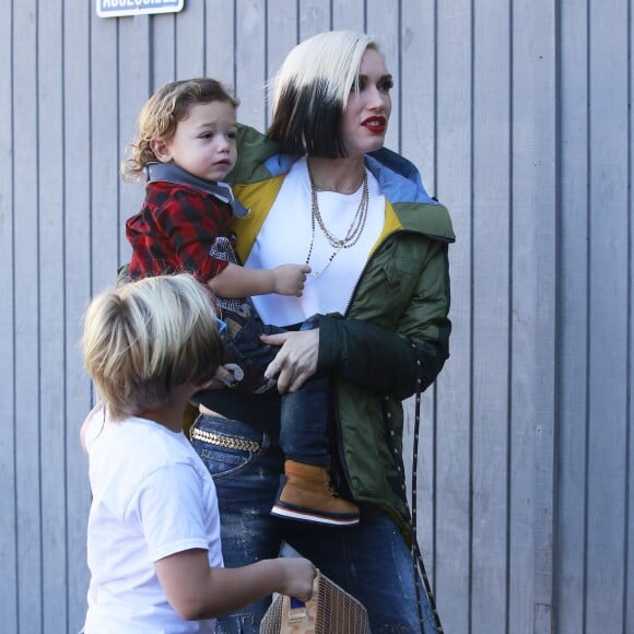 Gwen Stefani part déjeuner avec ses enfants Kingston, Zuma et Apollo à Studio City, Los Angeles, le 12 décembre 2015. Telle mère tel fils, Zuma a adopté la coiffure rock de sa mère et s'est teint les pointes en noir !