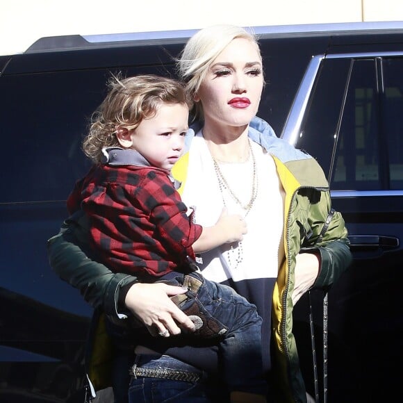 Gwen Stefani part déjeuner avec ses enfants Kingston, Zuma et Apollo à Studio City, Los Angeles, le 12 décembre 2015. Telle mère tel fils, Zuma a adopté la coiffure rock de sa mère et s'est teint les pointes en noir !