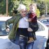 Gwen Stefani part déjeuner avec ses enfants Kingston, Zuma et Apollo à Studio City, Los Angeles, le 12 décembre 2015. Telle mère tel fils, Zuma a adopté la coiffure rock de sa mère et s'est teint les pointes en noir !
