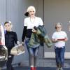 Gwen Stefani part déjeuner avec ses enfants Kingston, Zuma et Apollo à Studio City, Los Angeles, le 12 décembre 2015. Telle mère tel fils, Zuma a adopté la coiffure rock de sa mère et s'est teint les pointes en noir !