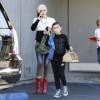 Gwen Stefani part déjeuner avec ses enfants Kingston, Zuma et Apollo à Studio City, Los Angeles, le 12 décembre 2015. Telle mère tel fils, Zuma a adopté la coiffure rock de sa mère et s'est teint les pointes en noir