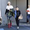 Gwen Stefani part déjeuner avec ses enfants Kingston, Zuma et Apollo à Studio City, Los Angeles, le 12 décembre 2015. Telle mère tel fils, Zuma a adopté la coiffure rock de sa mère et s'est teint les pointes en noir