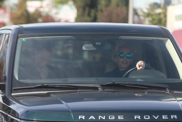 Gwen Stefani et son nouveau compagnon Blake Shelton se rendre ensemble en voiture au travail à Studio City, le 30 novembre 2015. Ils ont le soleil dans les yeux.