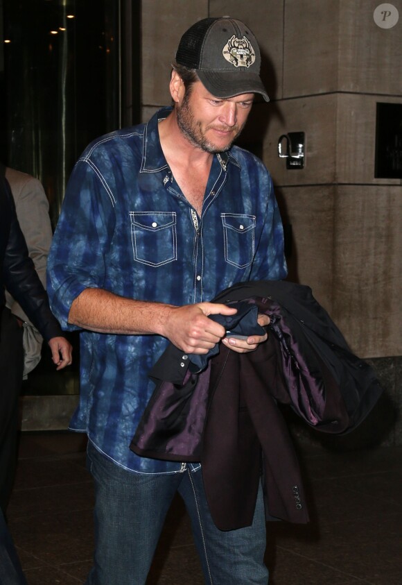 Le chanteur de Country Blake Shelton arrive et sort de son hôtel à New York, le 27 octobre 2015
