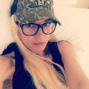 Gwen Stefani au réveil dans un lit, elle porte la casquette son amoureux Blake Shelton / photo postée sur Instagram, le 10 décembre 2015.