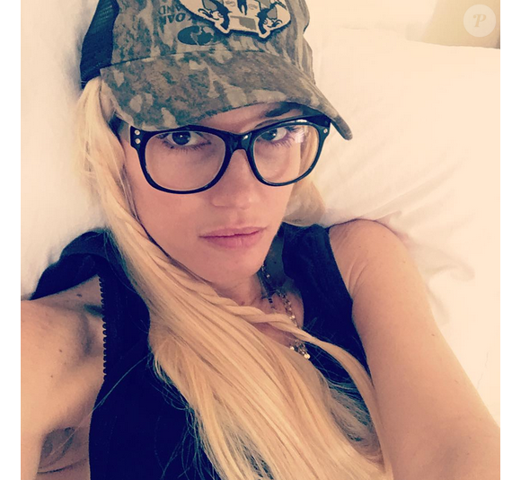 Gwen Stefani au réveil dans un lit, elle porte la casquette son amoureux Blake Shelton / photo postée sur Instagram, le 10 décembre 2015.