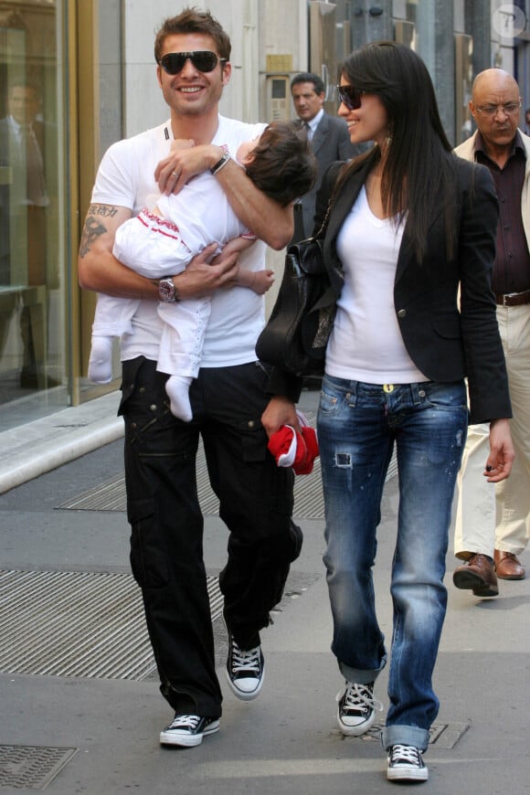 Adrian Mutu et sa femme Consuelo avec leur fille Adrianna à Milan, le 7 mai 2007.