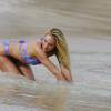 Candice Swanepoel en shooting photo pour Victoria's Secret sur une plage de Saint-Barthélemy. Le 14 décembre 2015.