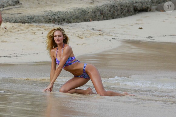 Candice Swanepoel surprise en plein shooting pour Victoria's Secret sur une plage de Saint-Barthélemy. Le 14 décembre 2015.
